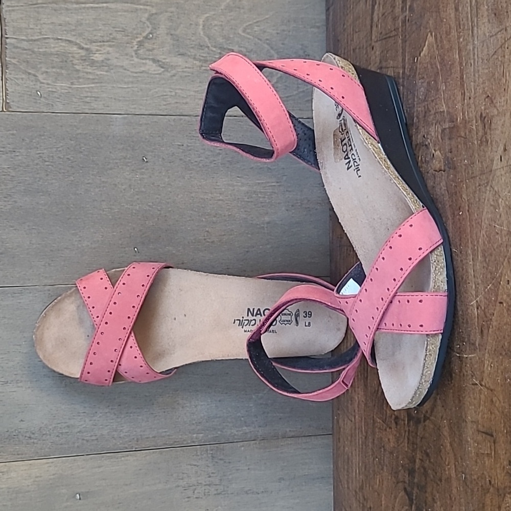 EUC Naot Wand Red Nubuck/Glass Brown Wedge Women's sz 39/8.5 US Sandal